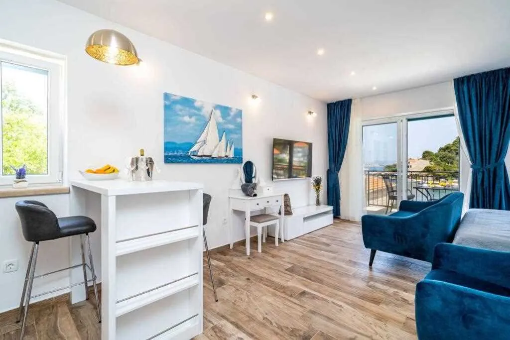 Poolside Apartment for 2 with Sea Views in Goveđari