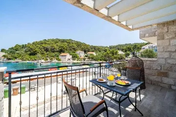 Poolside Apartment for 2 with Sea Views in Goveđari