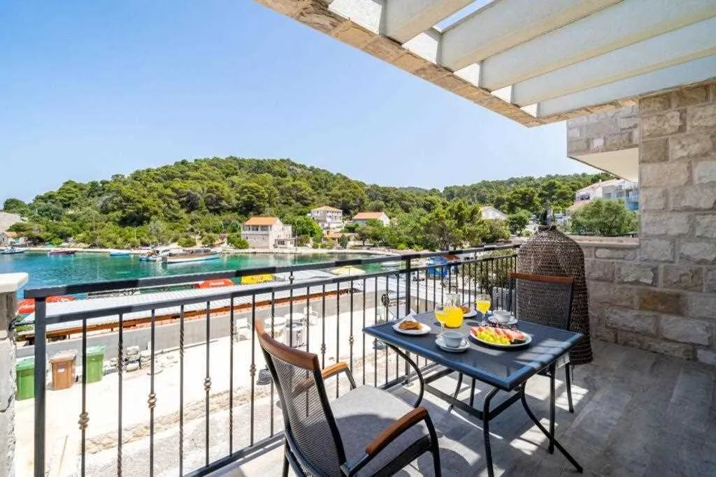 Poolside Apartment for 2 with Sea Views in Goveđari