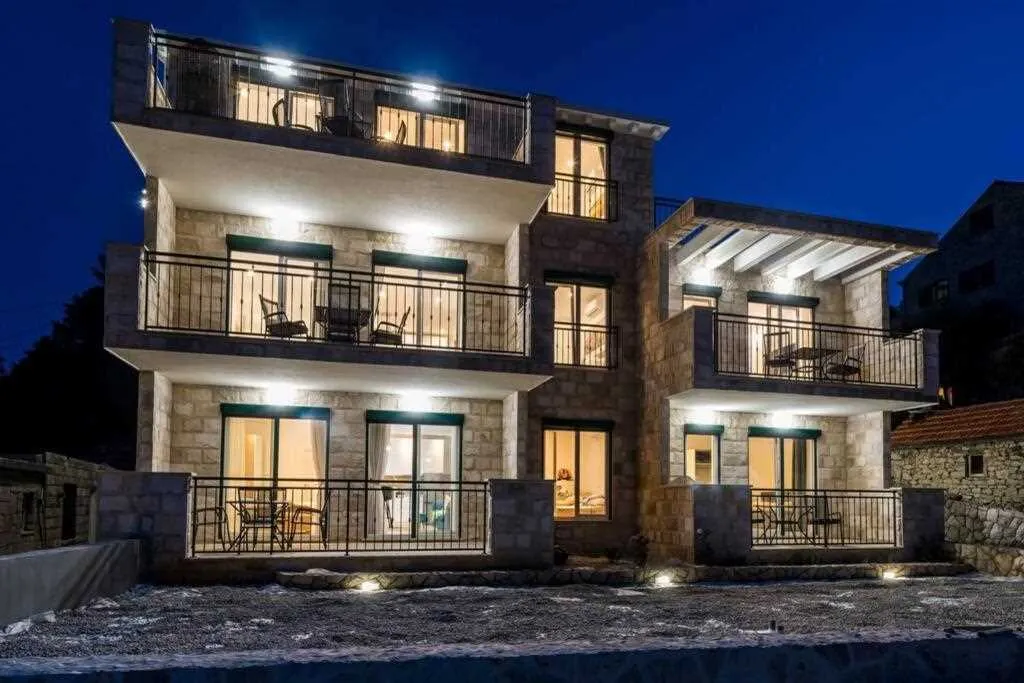 Poolside Apartment for 2 with Sea Views in Goveđari