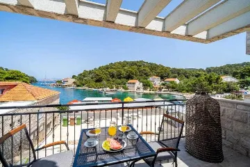 Poolside Apartment for 2 with Sea Views in Goveđari