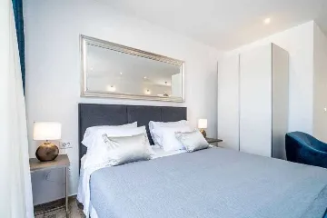 Poolside Apartment for 2 with Sea Views in Goveđari