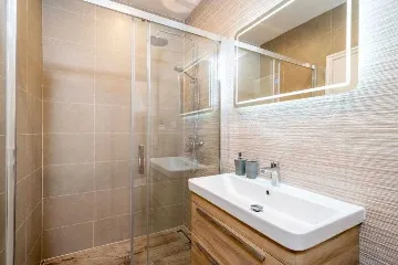 Poolside Apartment for 2 with Sea Views in Goveđari