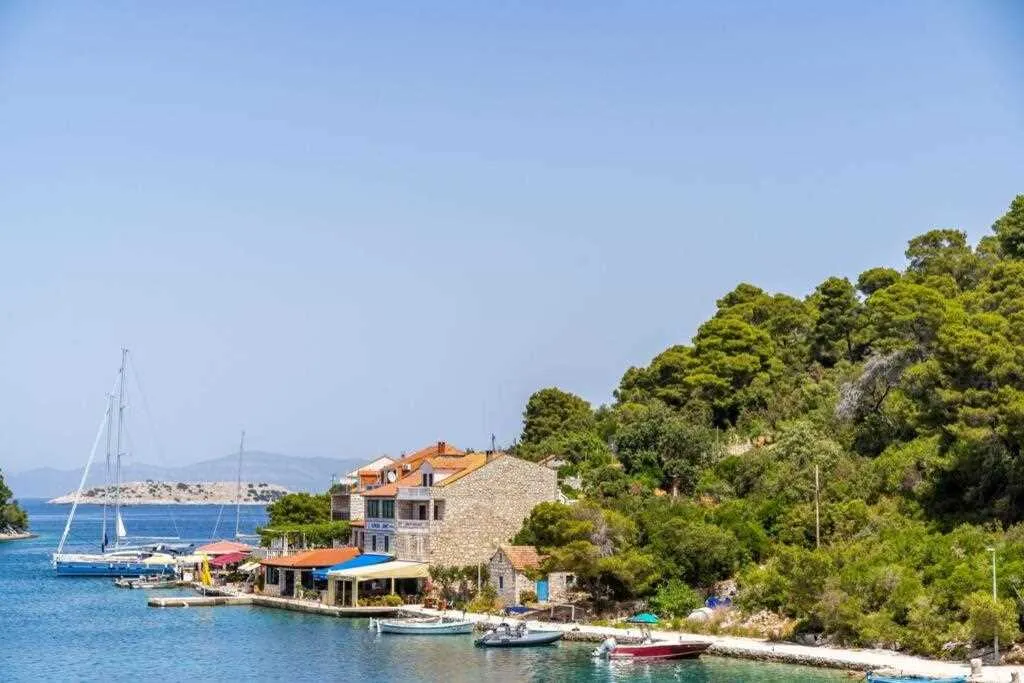 Poolside Apartment for 2 with Sea Views in Goveđari