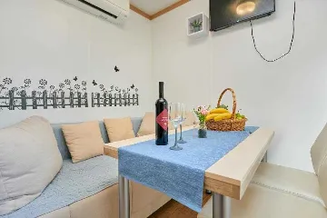 Tiny House Mobile Home in Babino Polje (Up to 5)