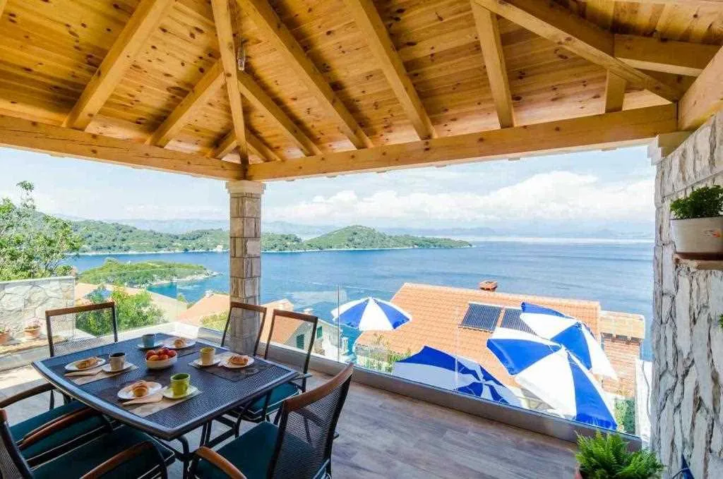 3-Bedroom Apartment with Private Pool in Babino Polje