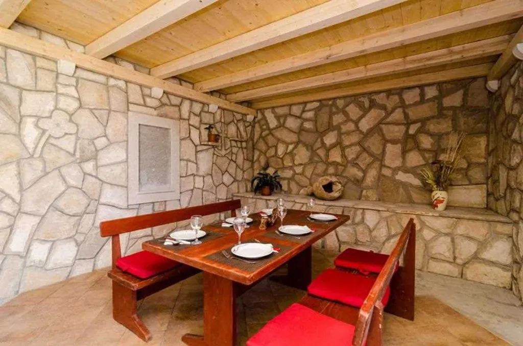 3-Bedroom Apartment with Private Pool in Babino Polje