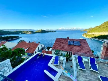 3-Bedroom Apartment with Private Pool in Babino Polje