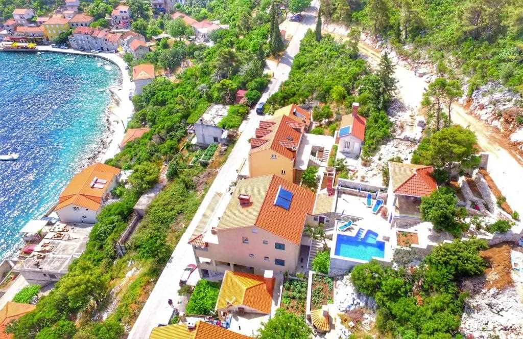 3-Bedroom Apartment with Private Pool in Babino Polje