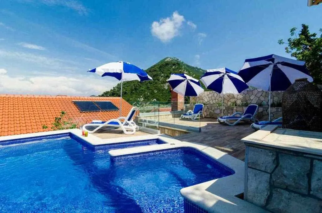 3-Bedroom Apartment with Private Pool in Babino Polje