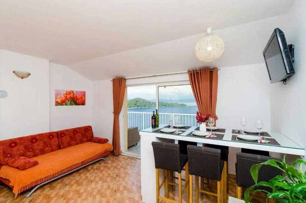 3-Bedroom Apartment with Private Pool in Babino Polje