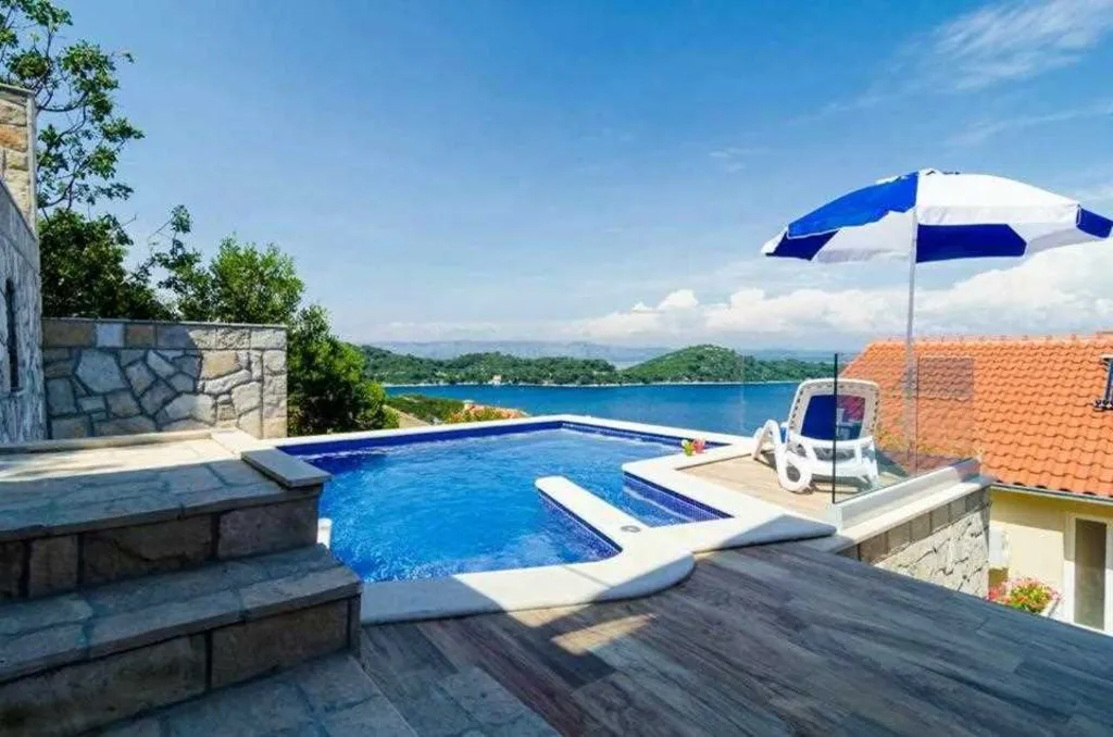 3-Bedroom Apartment with Private Pool in Babino Polje