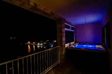 Apartment with Private Jacuzzi in Babino Polje