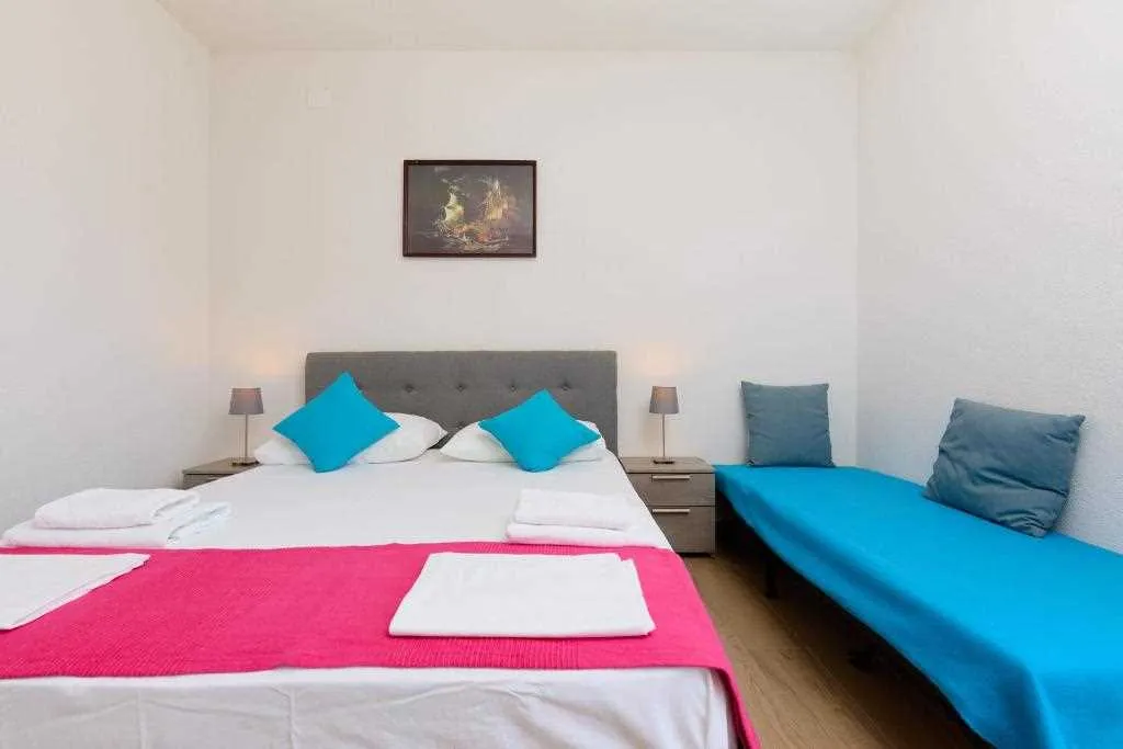 2-Bedroom Apartment with Sea-View Balcony in Prožura