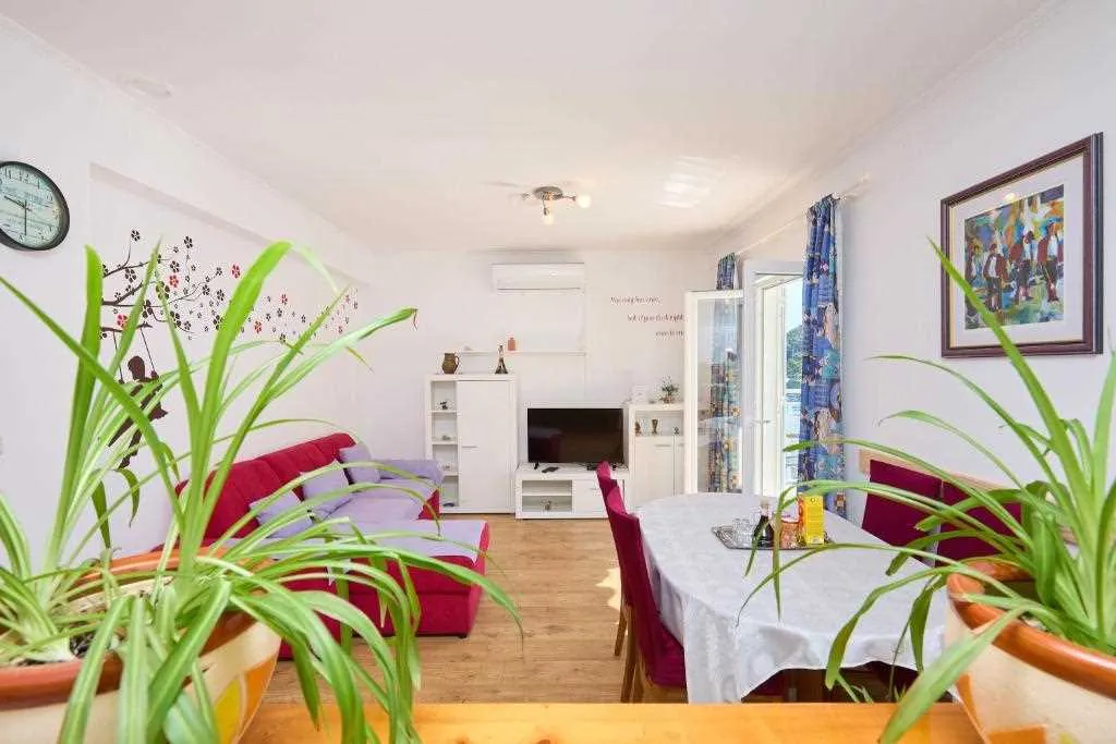 2-Bedroom Apartment with Sea-View Balcony in Prožura