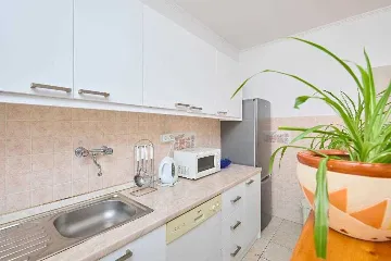 2-Bedroom Apartment with Sea-View Balcony in Prožura