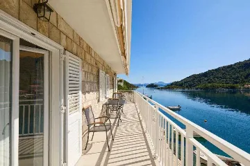 2-Bedroom Apartment with Sea-View Balcony in Prožura