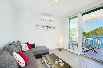 Apartment in Prožura with Sea-View Balcony