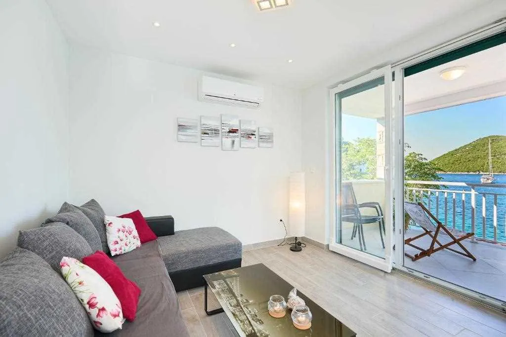 Apartment in Prožura with Sea-View Balcony