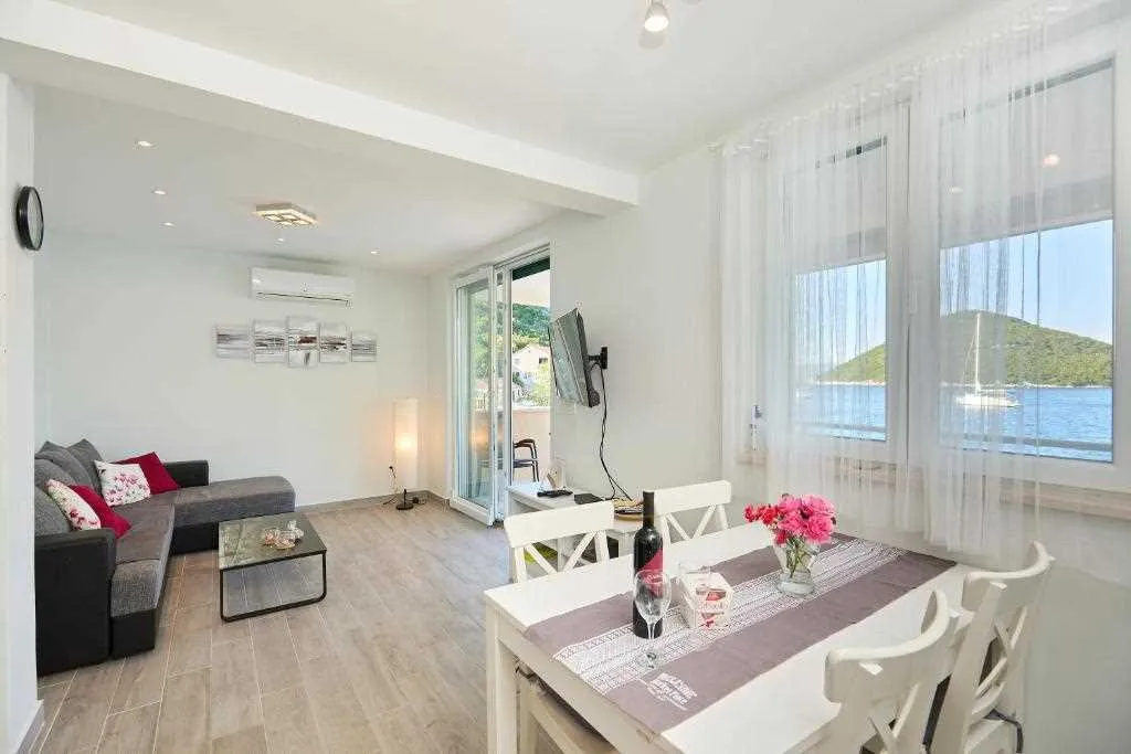 Apartment in Prožura with Sea-View Balcony
