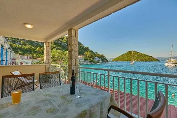 Apartment in Prožura with Sea-View Balcony