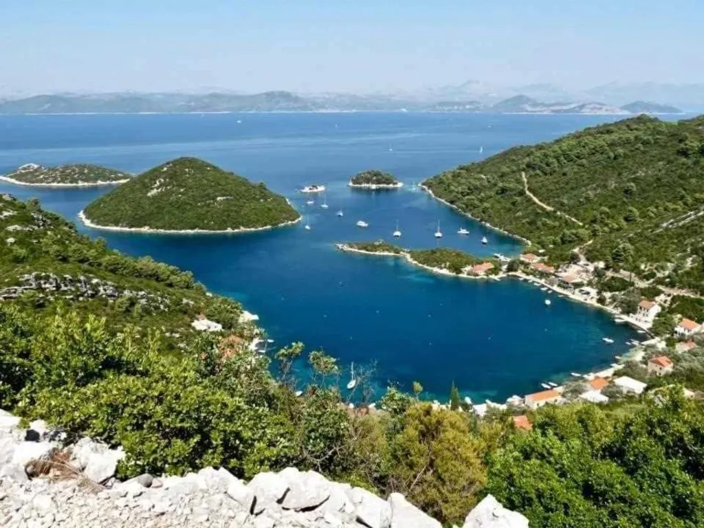 3-Bedroom Apartment in Prožura with Sea-View Balcony