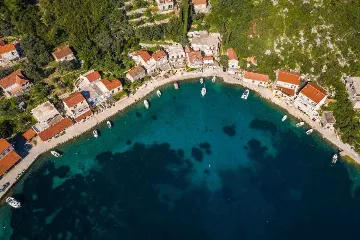 3-Bedroom Apartment in Prožura with Sea-View Balcony