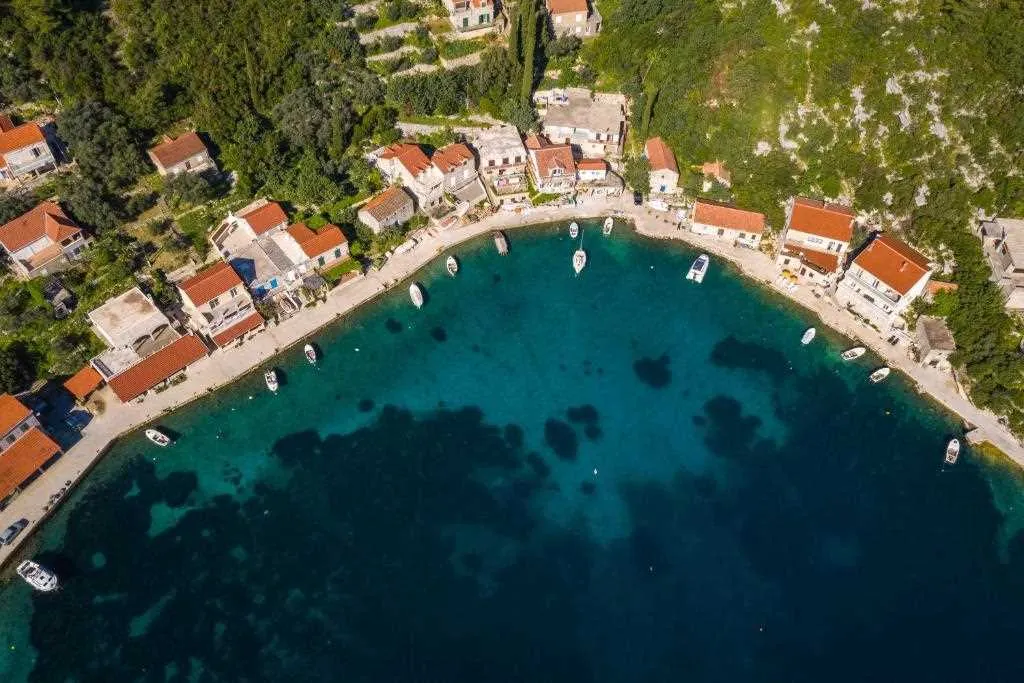 3-Bedroom Apartment in Prožura with Sea-View Balcony