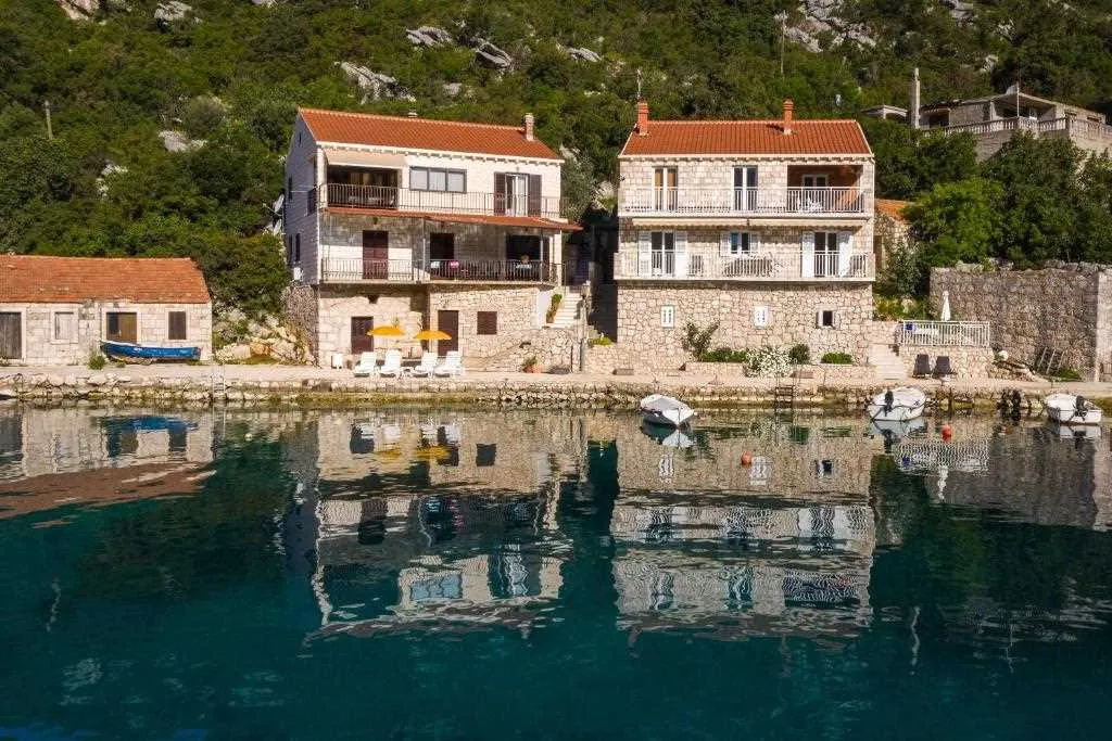3-Bedroom Apartment in Prožura with Sea-View Balcony