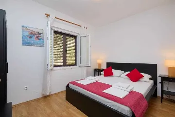 3-Bedroom Apartment in Prožura with Sea-View Balcony