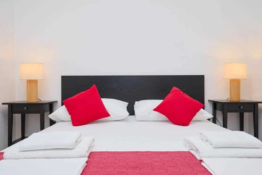 3-Bedroom Apartment in Prožura with Sea-View Balcony