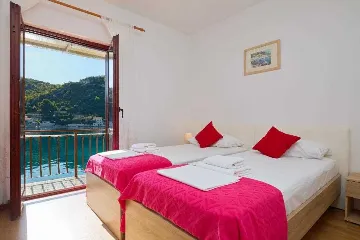 3-Bedroom Apartment in Prožura with Sea-View Balcony