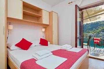 3-Bedroom Apartment in Prožura with Sea-View Balcony