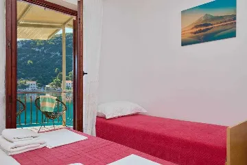 3-Bedroom Apartment in Prožura with Sea-View Balcony
