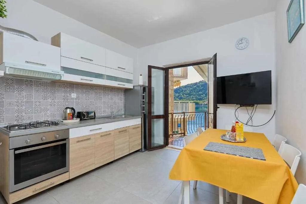 3-Bedroom Apartment in Prožura with Sea-View Balcony