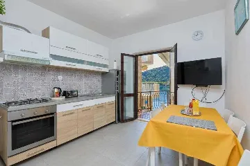 3-Bedroom Apartment in Prožura with Sea-View Balcony