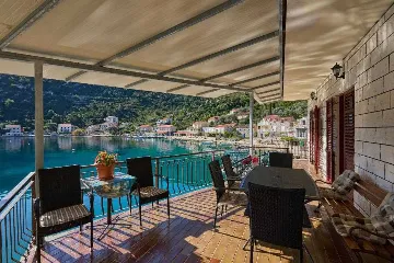 3-Bedroom Apartment in Prožura with Sea-View Balcony