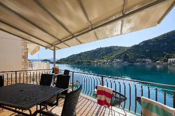 3-Bedroom Apartment in Prožura with Sea-View Balcony