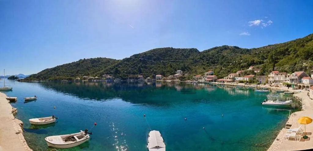 3-Bedroom Apartment in Prožura with Sea-View Balcony