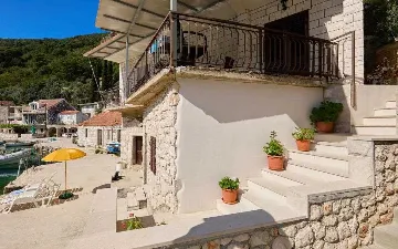 3-Bedroom Apartment in Prožura with Sea-View Balcony