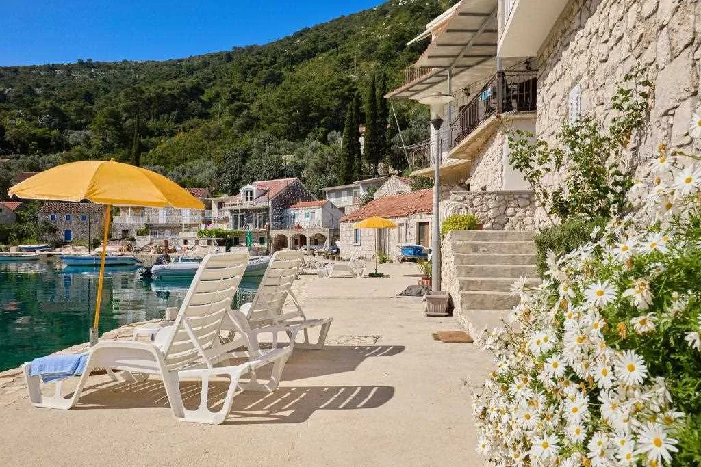 3-Bedroom Apartment in Prožura with Sea-View Balcony