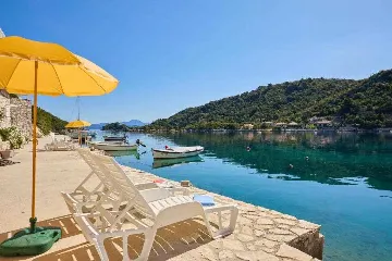3-Bedroom Apartment in Prožura with Sea-View Balcony