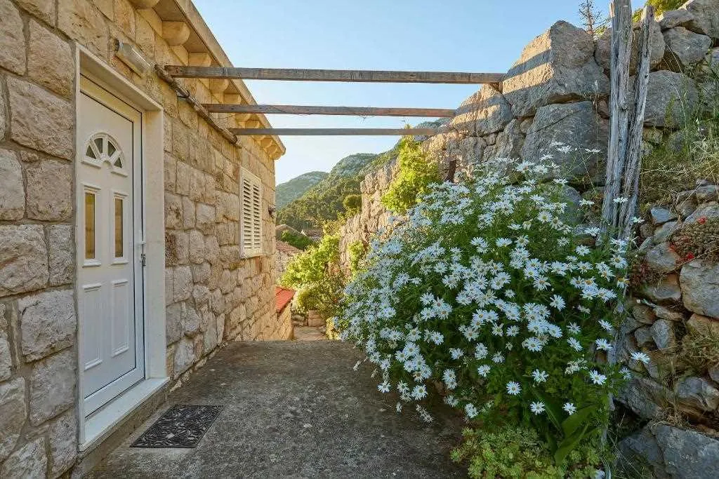 Apartment in Maranovići with Sea-View Balcony