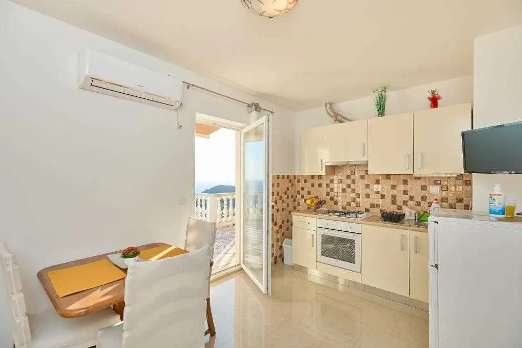 Apartment in Maranovići with Sea-View Balcony