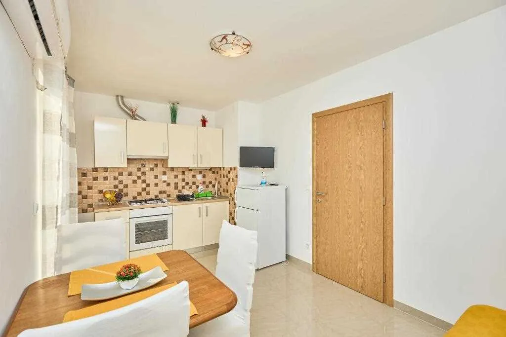 Apartment in Maranovići with Sea-View Balcony