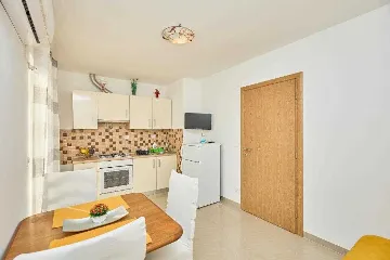 Apartment in Maranovići with Sea-View Balcony