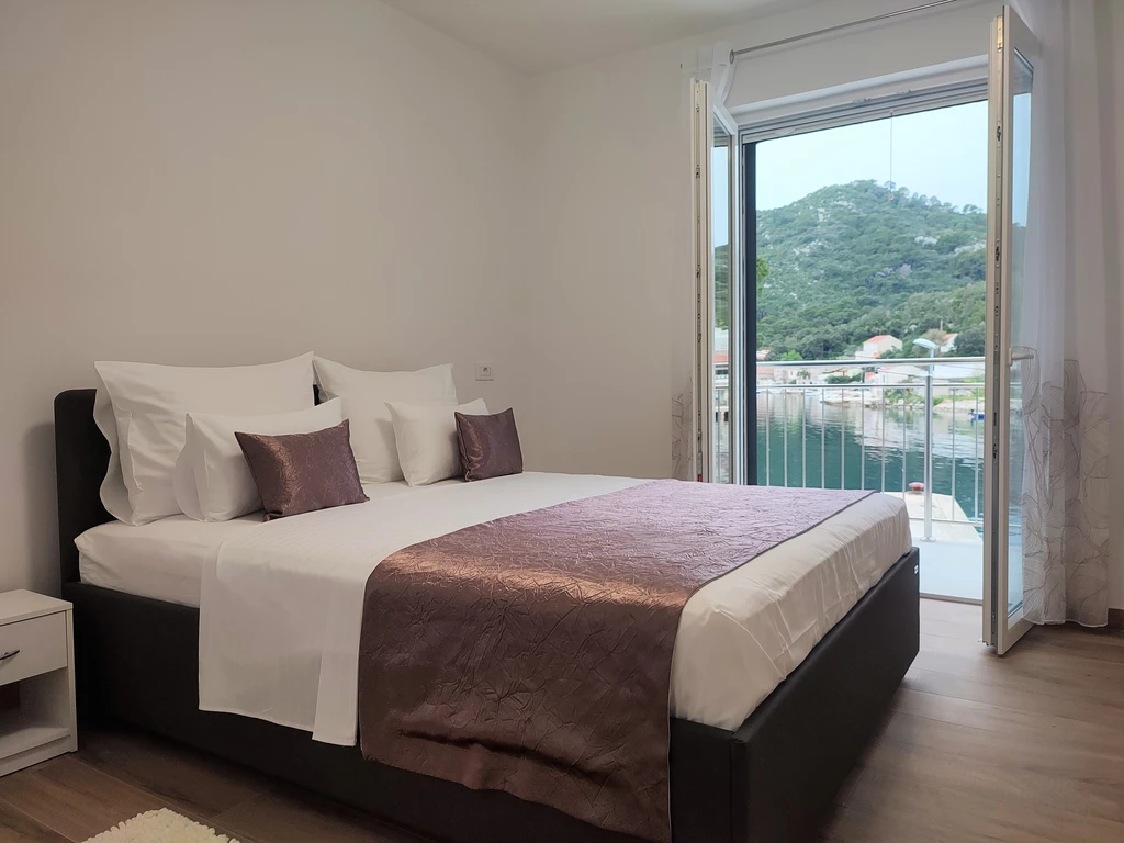 Okuklje 2-Bedroom Apartment for Up to 4