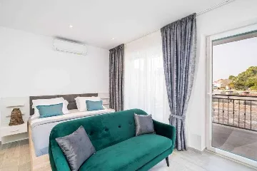 Pomena Apartment for 2 with Pool and Sea View