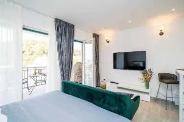 Pomena Apartment for 2 with Pool and Sea View