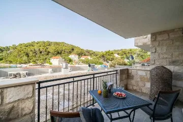 Pomena Apartment for 2 with Pool and Sea View